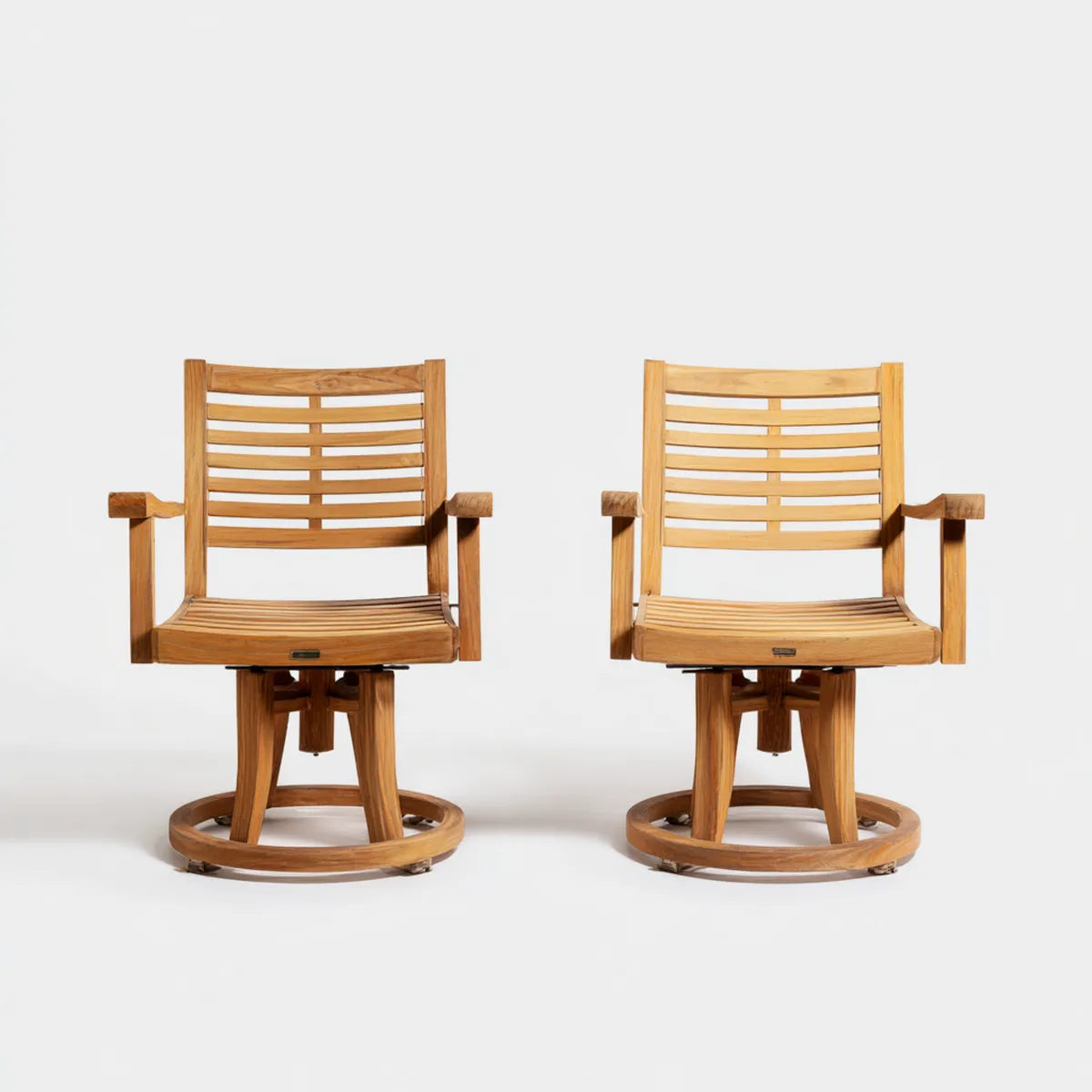 2er Set Barstühle mit Armlehnen Drehfunktion Naturbraun aus massivem Teakholz rund 63 x 65 x 105 cm
